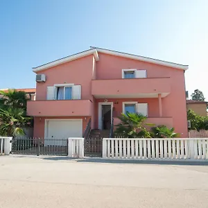 Appartamento Maric With Parking, Umago